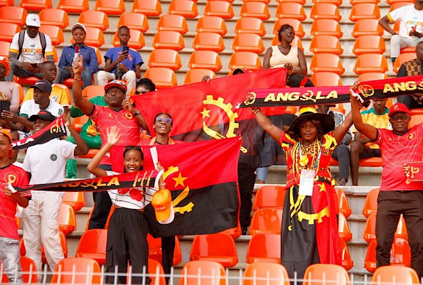 Bancada de apoiantes de Angola