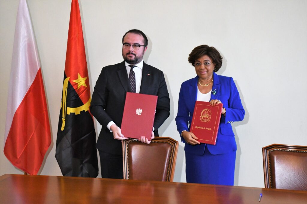 Secretária de Estado do MIRECX Mendonca e Secretario de Estado da Polonia Pawel Jabłoński assinam o acordo de insecao de visto entre Angola e a Polonia